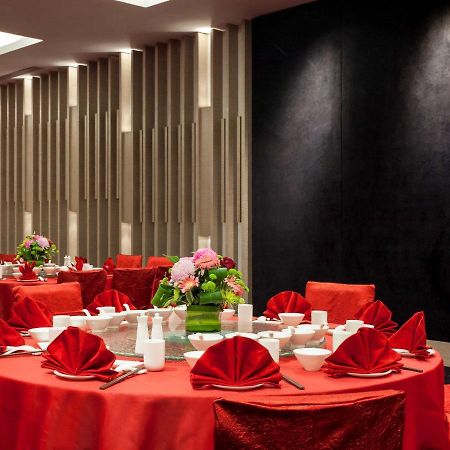Pullman Miri Waterfront Ξενοδοχείο Εξωτερικό φωτογραφία A banquet hall in a hotel