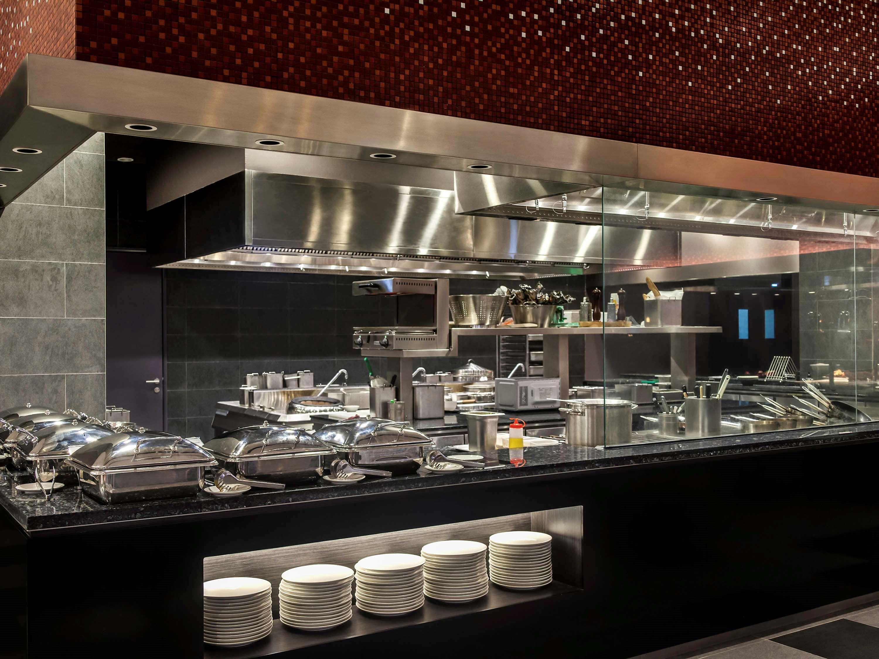 Pullman Miri Waterfront Ξενοδοχείο Εξωτερικό φωτογραφία A buffet at a restaurant