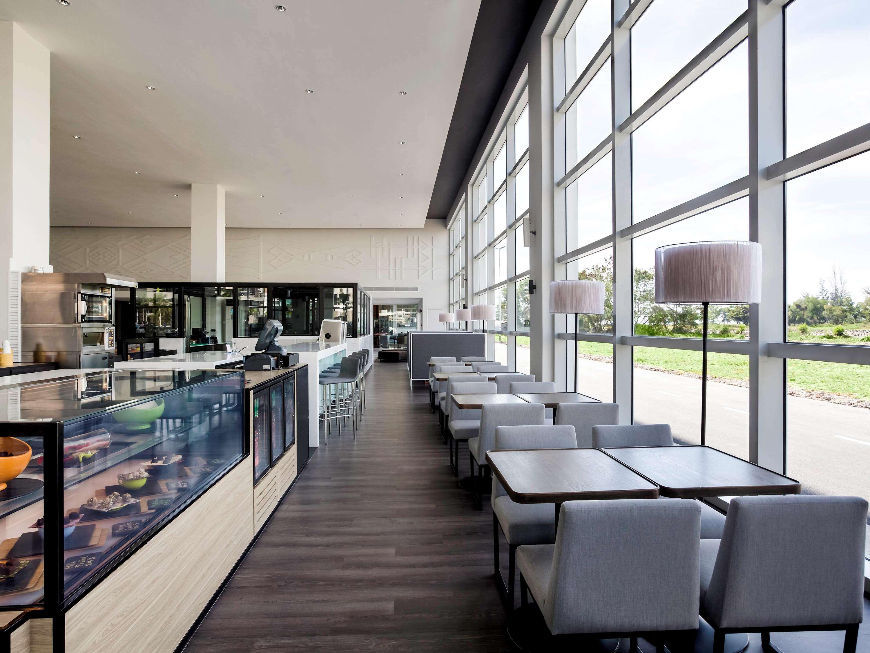 Pullman Miri Waterfront Ξενοδοχείο Εξωτερικό φωτογραφία The interior of the restaurant