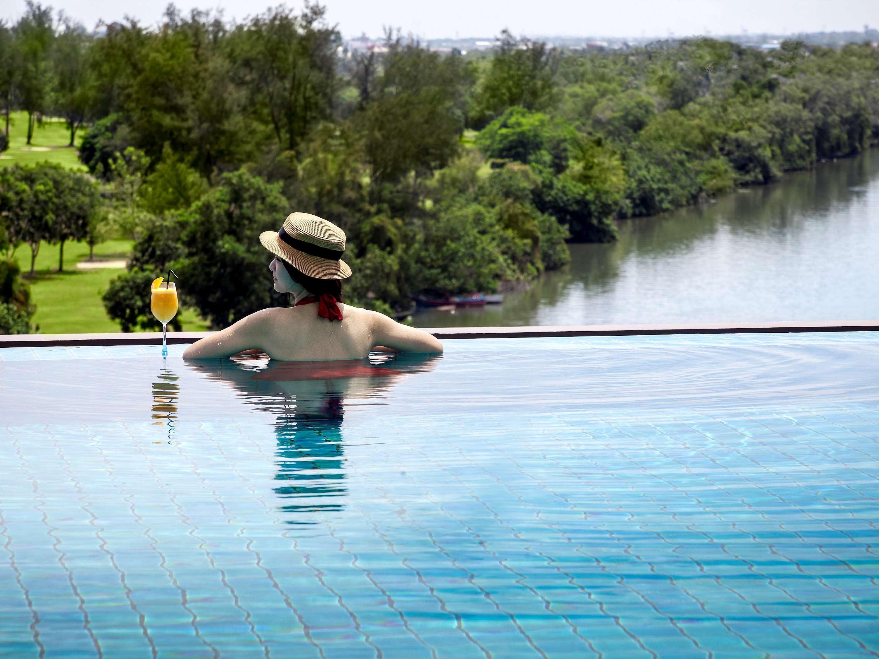 Pullman Miri Waterfront Ξενοδοχείο Εξωτερικό φωτογραφία Infinity pool at The Riverine Resort
