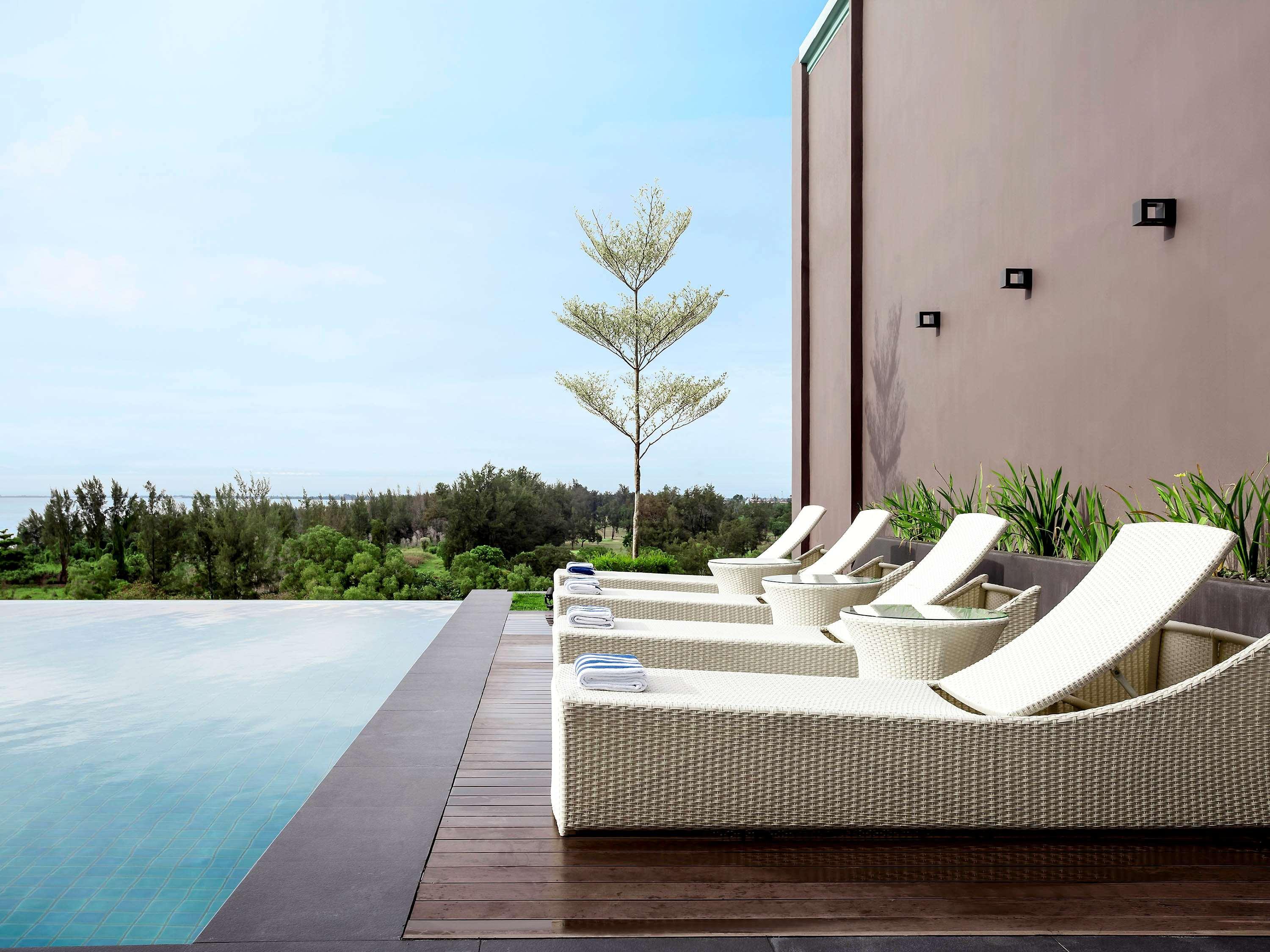 Pullman Miri Waterfront Ξενοδοχείο Εξωτερικό φωτογραφία The pool at the hotel
