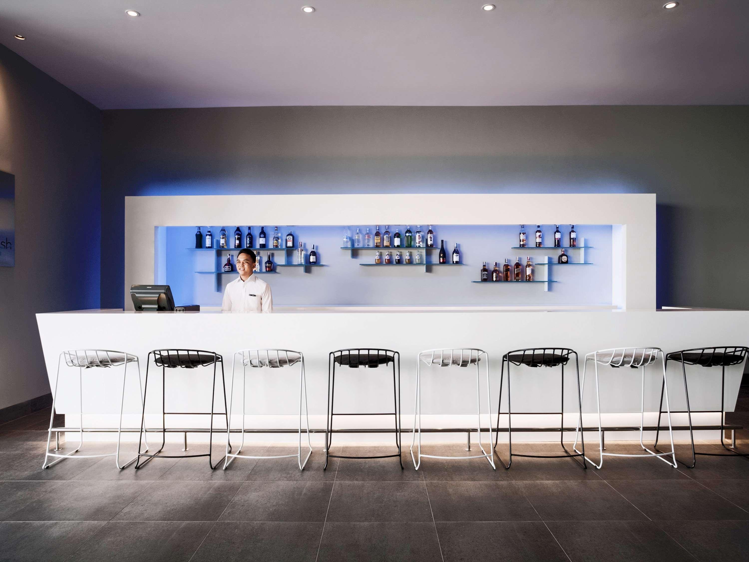 Pullman Miri Waterfront Ξενοδοχείο Εξωτερικό φωτογραφία The bar at the lounge