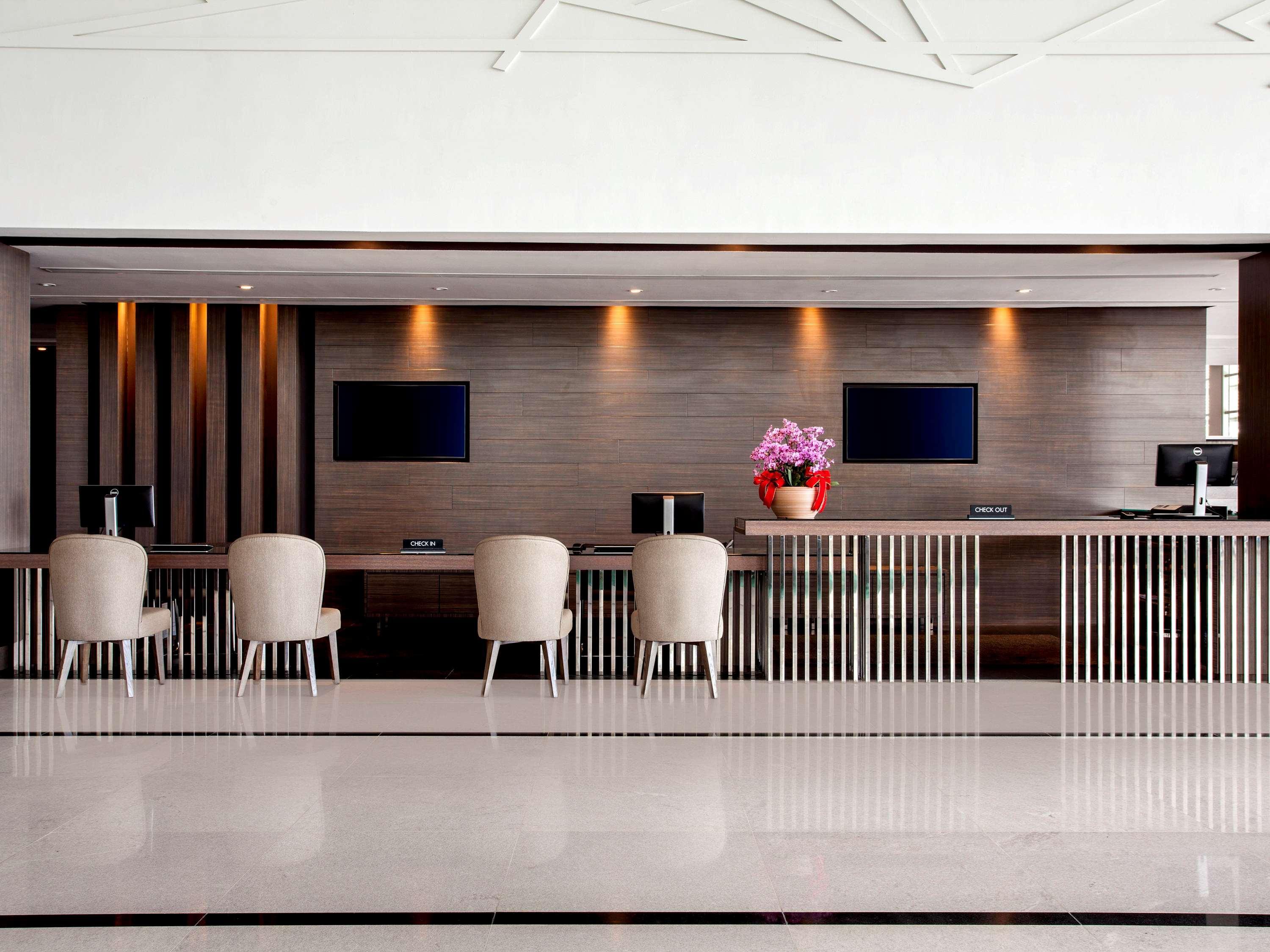 Pullman Miri Waterfront Ξενοδοχείο Εξωτερικό φωτογραφία The lobby of the hotel