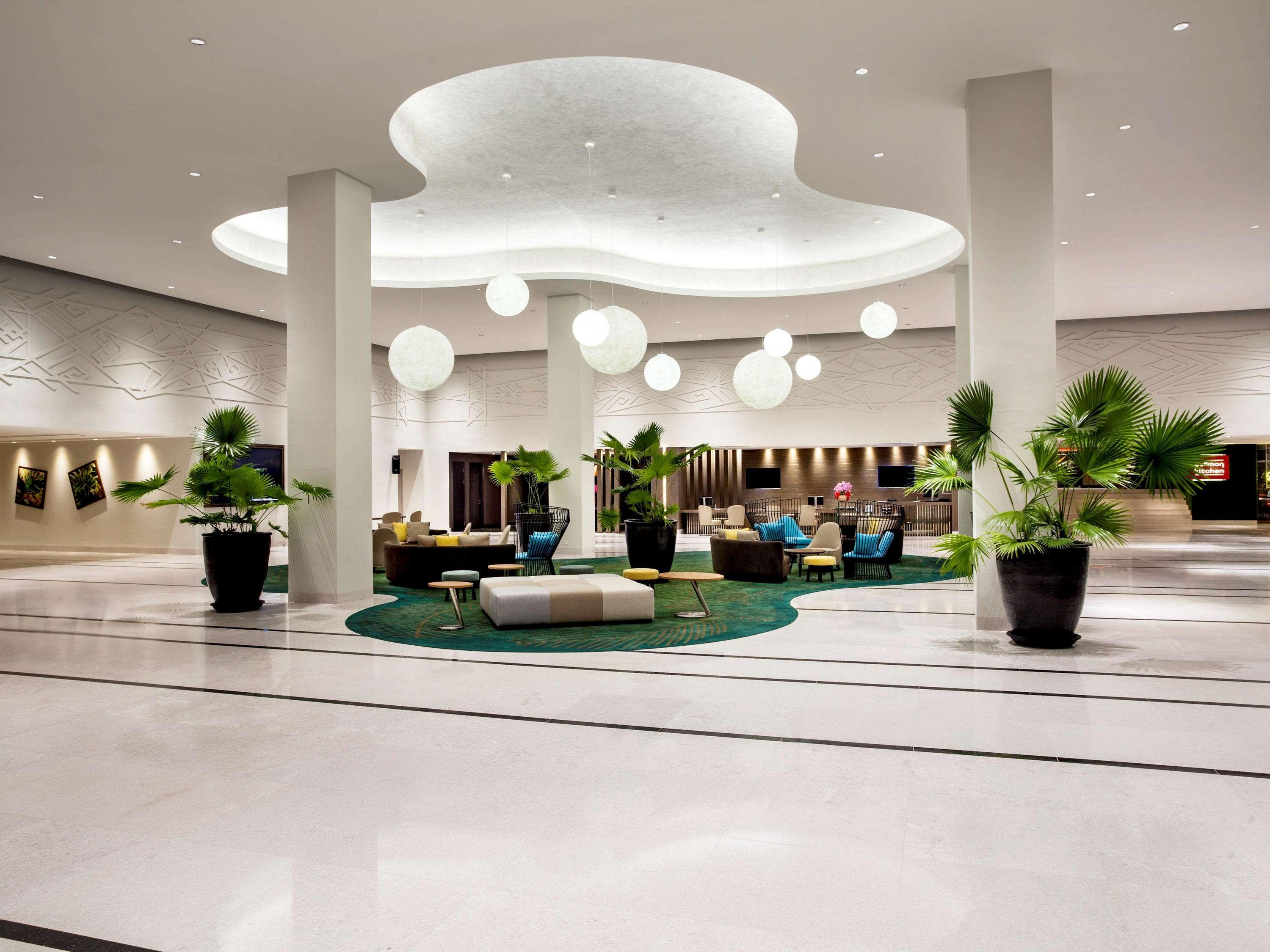 Pullman Miri Waterfront Ξενοδοχείο Εξωτερικό φωτογραφία The lobby of the hotel