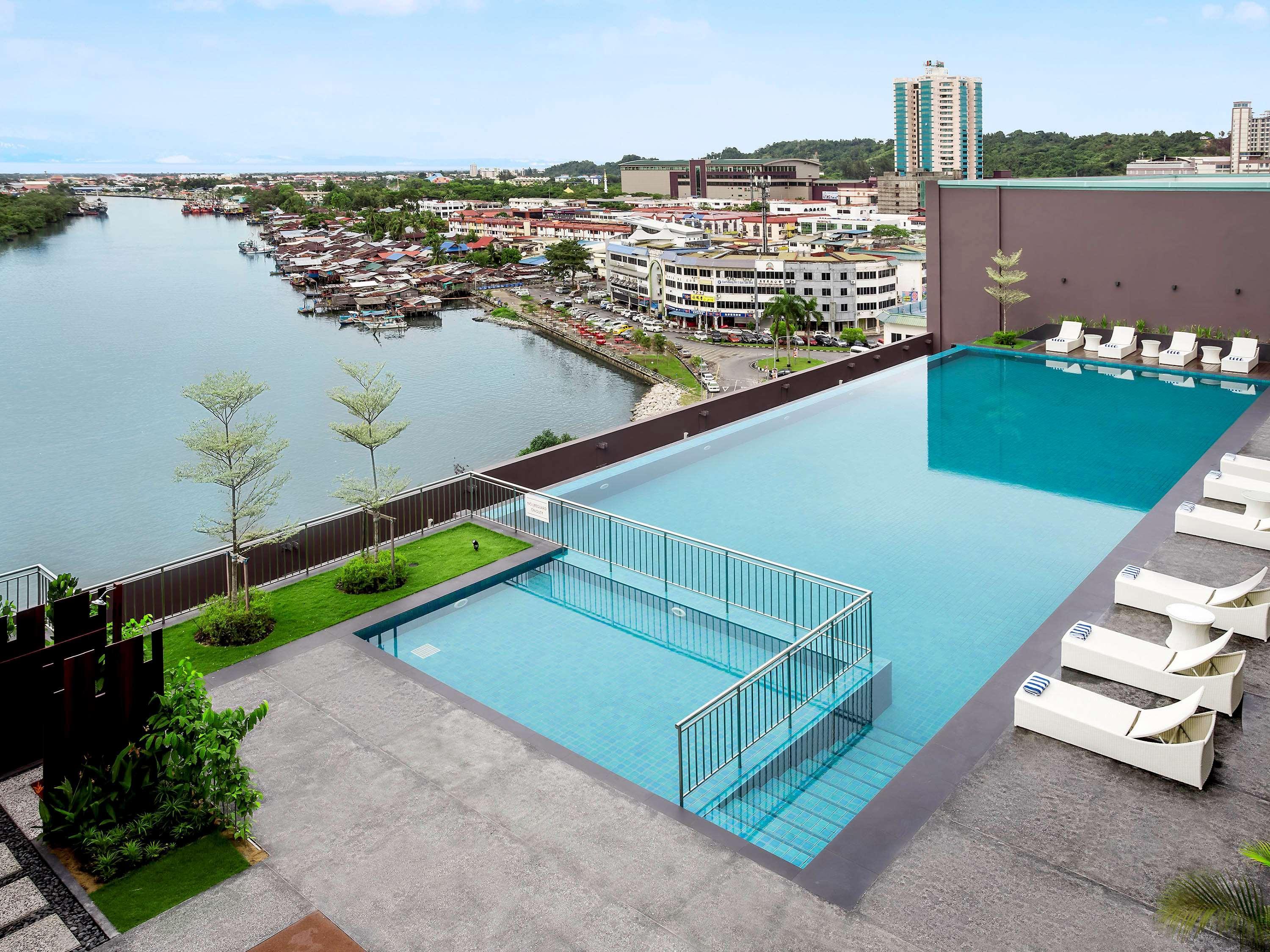 Pullman Miri Waterfront Ξενοδοχείο Εξωτερικό φωτογραφία Infinity pool at the top of the hotel