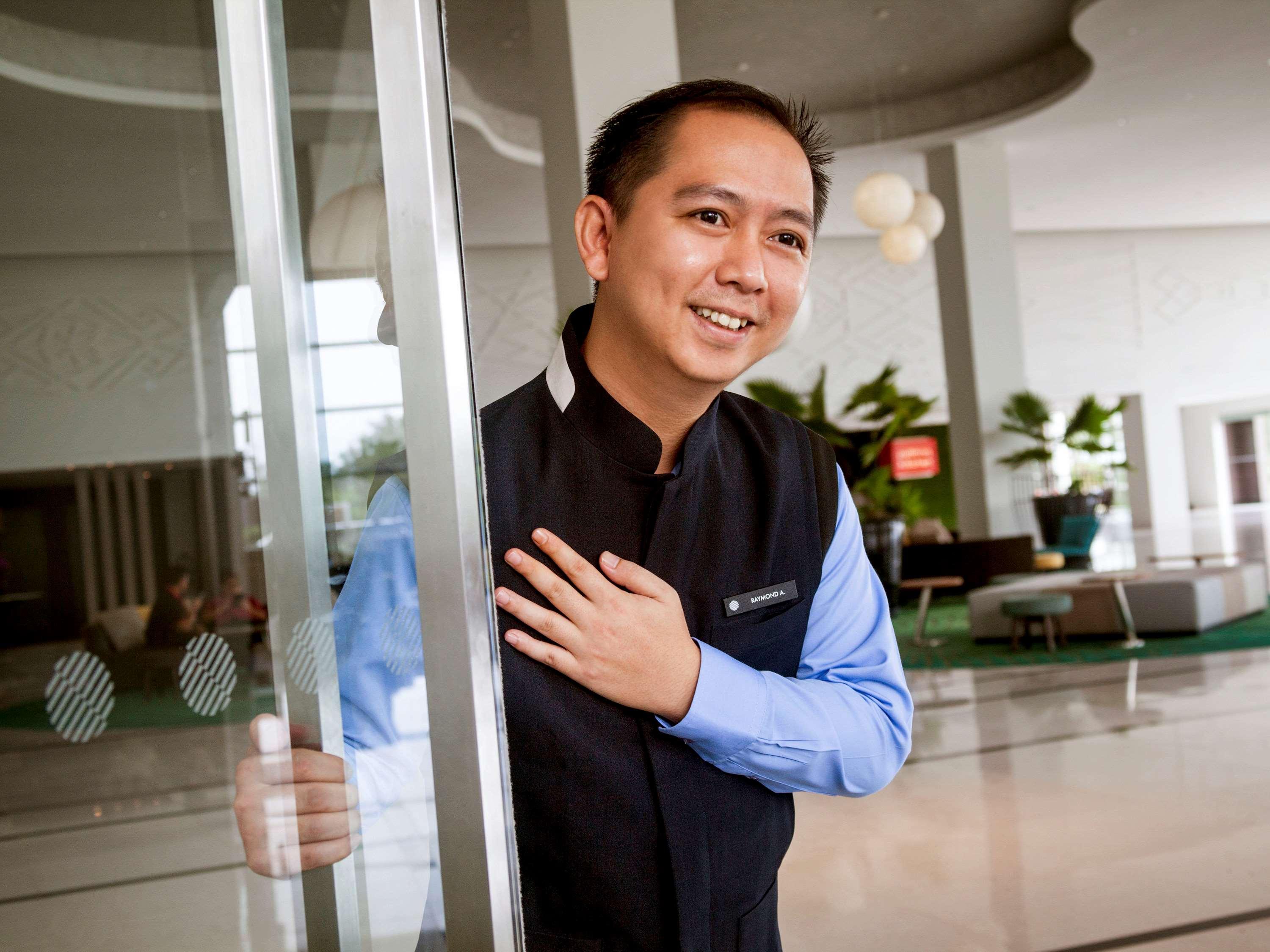 Pullman Miri Waterfront Ξενοδοχείο Εξωτερικό φωτογραφία A doorman at a hotel in Vietnam