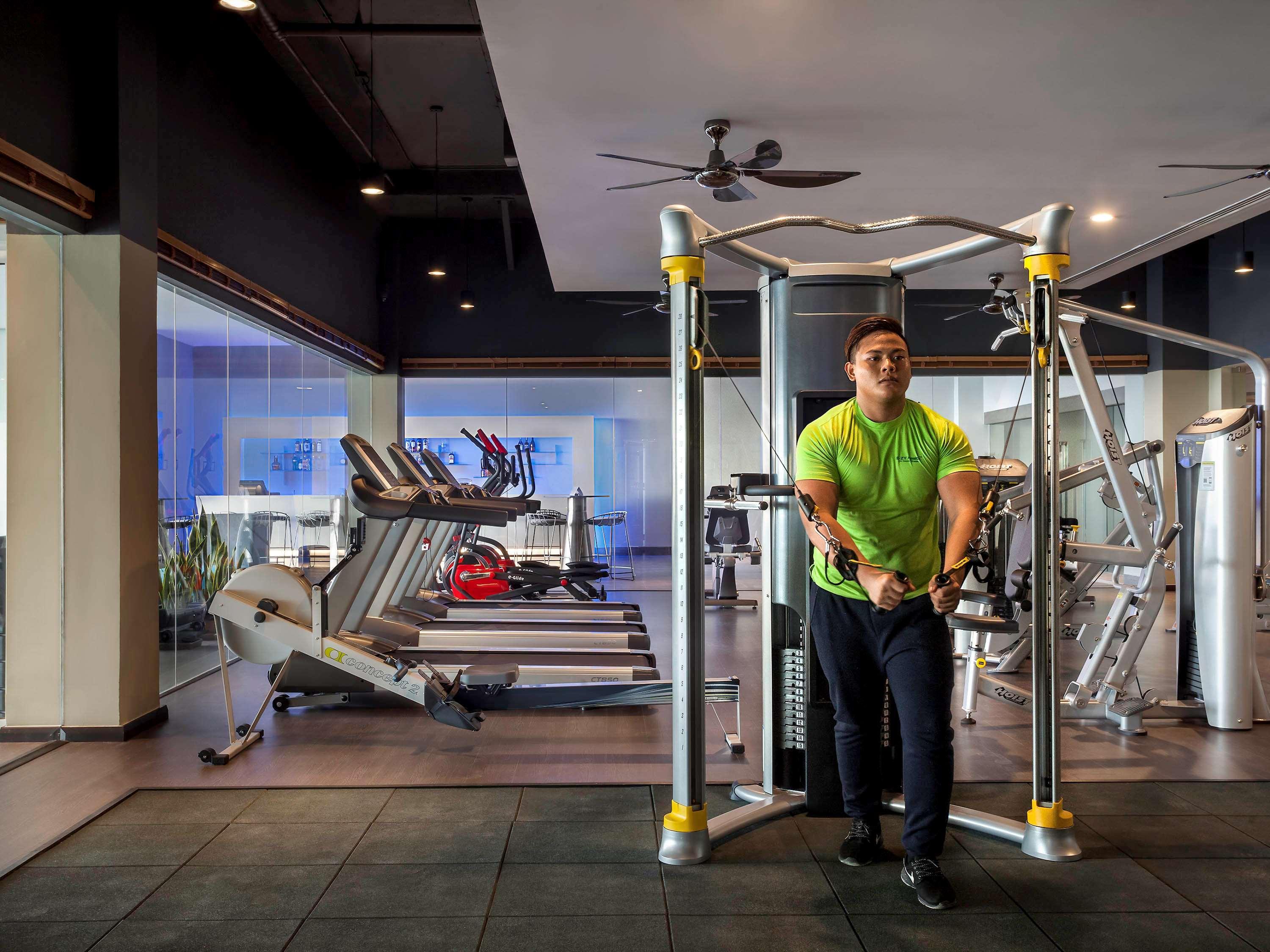 Pullman Miri Waterfront Ξενοδοχείο Εξωτερικό φωτογραφία A man doing dips on a parallel bar