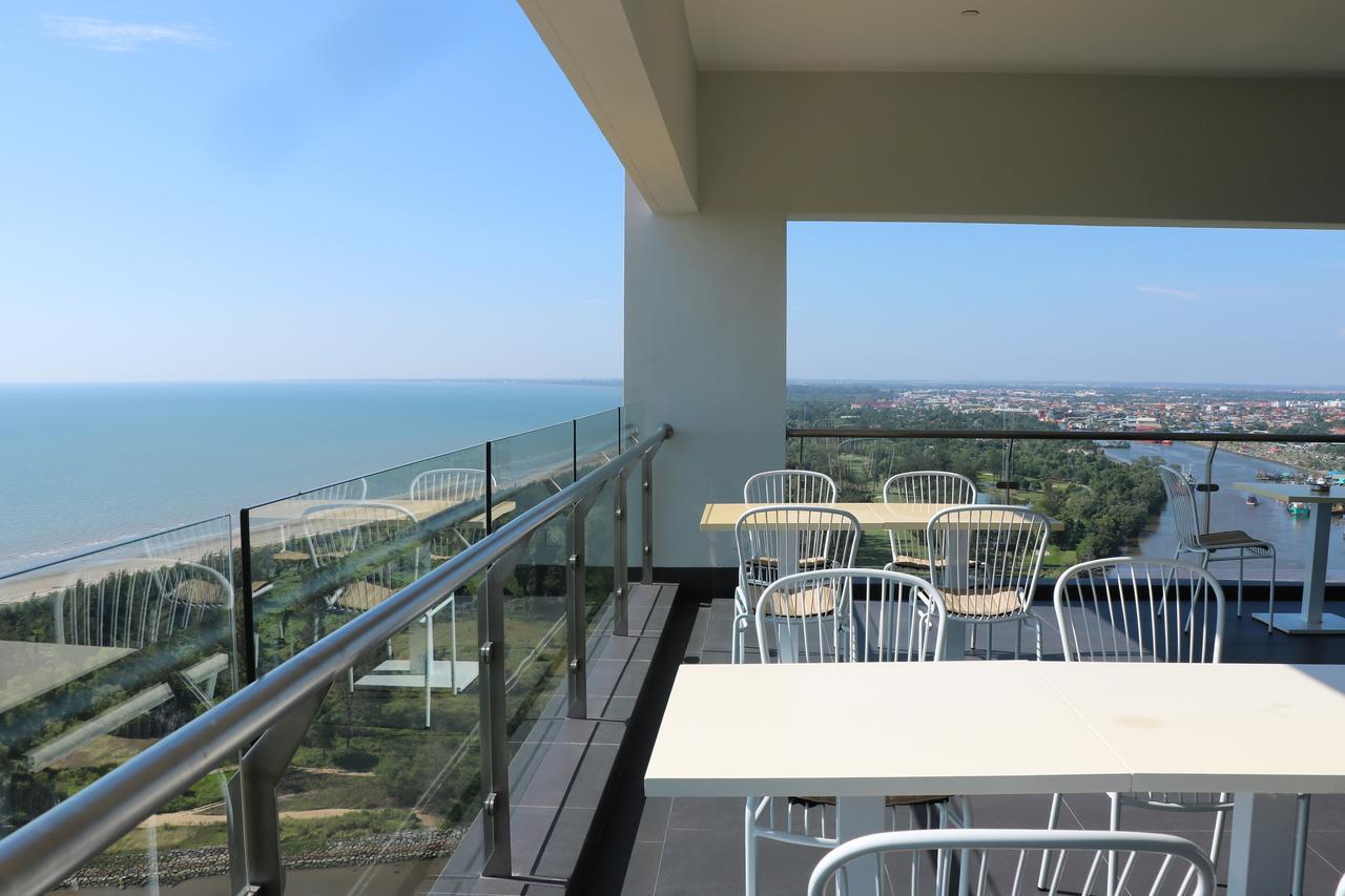 Pullman Miri Waterfront Ξενοδοχείο Εξωτερικό φωτογραφία A balcony in Nha Trang, Vietnam