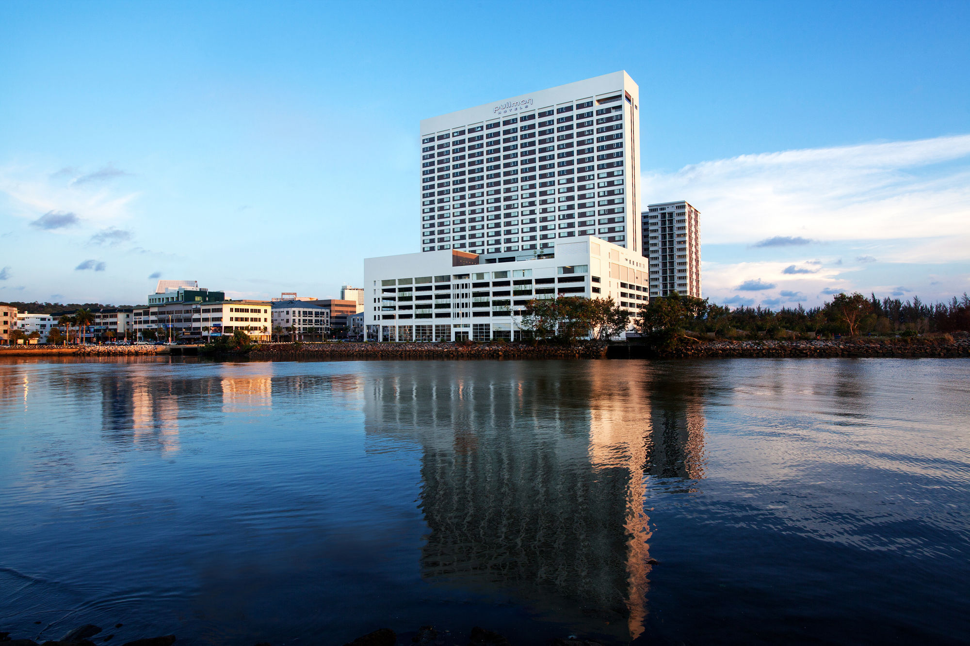 Pullman Miri Waterfront Ξενοδοχείο Εξωτερικό φωτογραφία The hotel in 2011