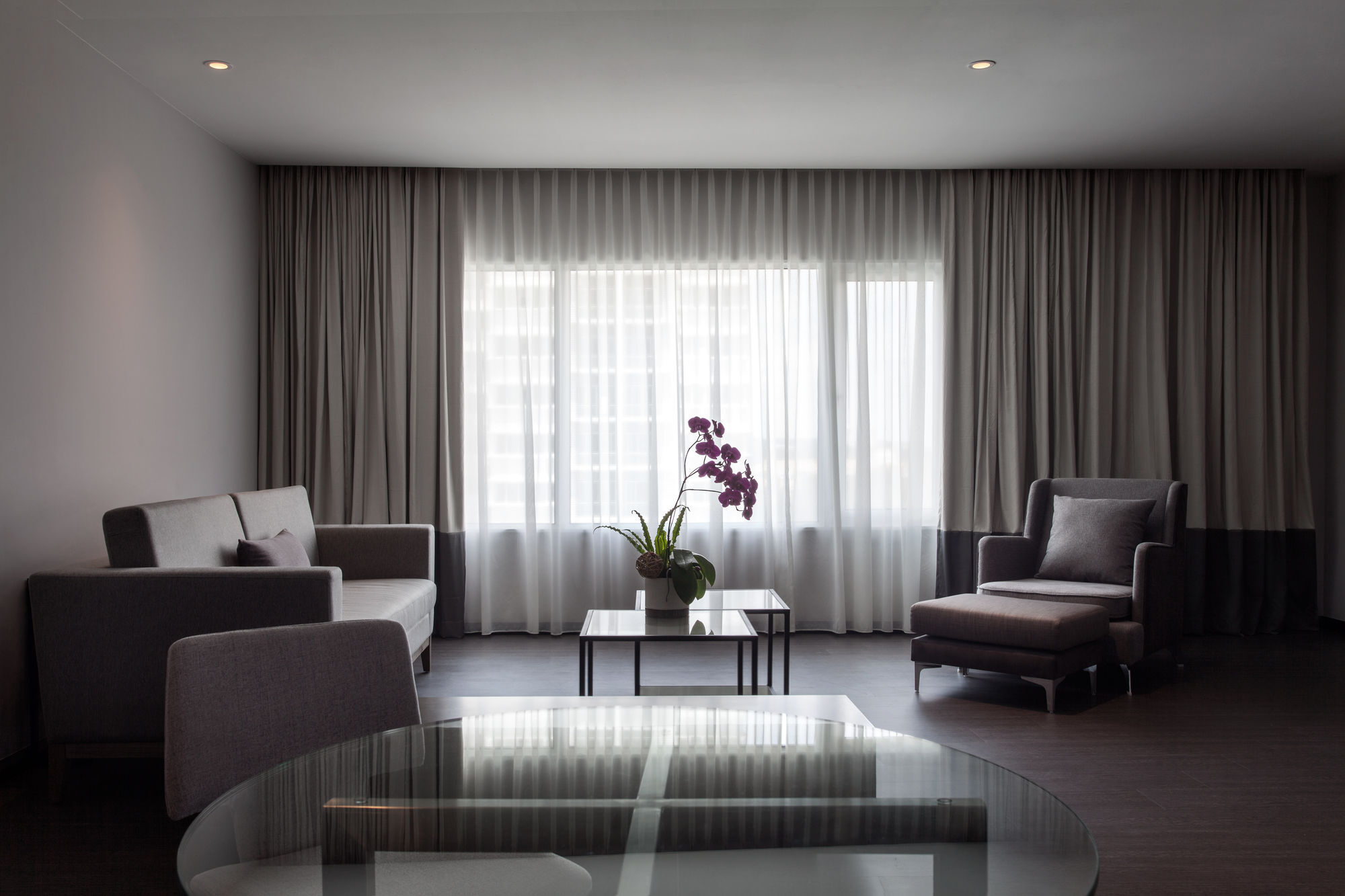 Pullman Miri Waterfront Ξενοδοχείο Εξωτερικό φωτογραφία A living room with curtains