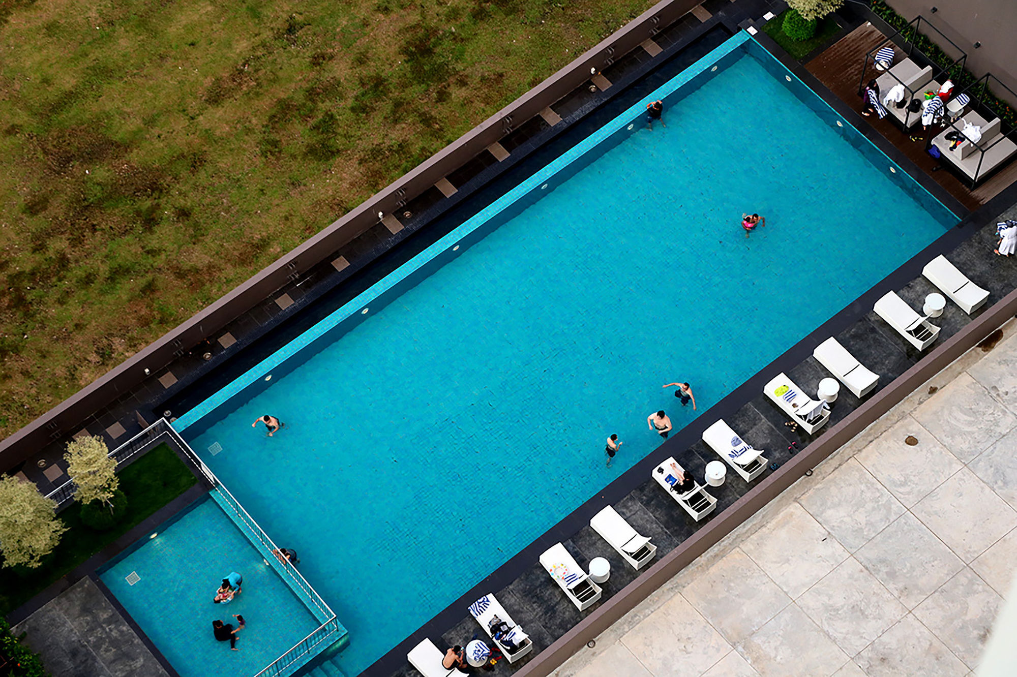 Pullman Miri Waterfront Ξενοδοχείο Εξωτερικό φωτογραφία The pool at the hotel