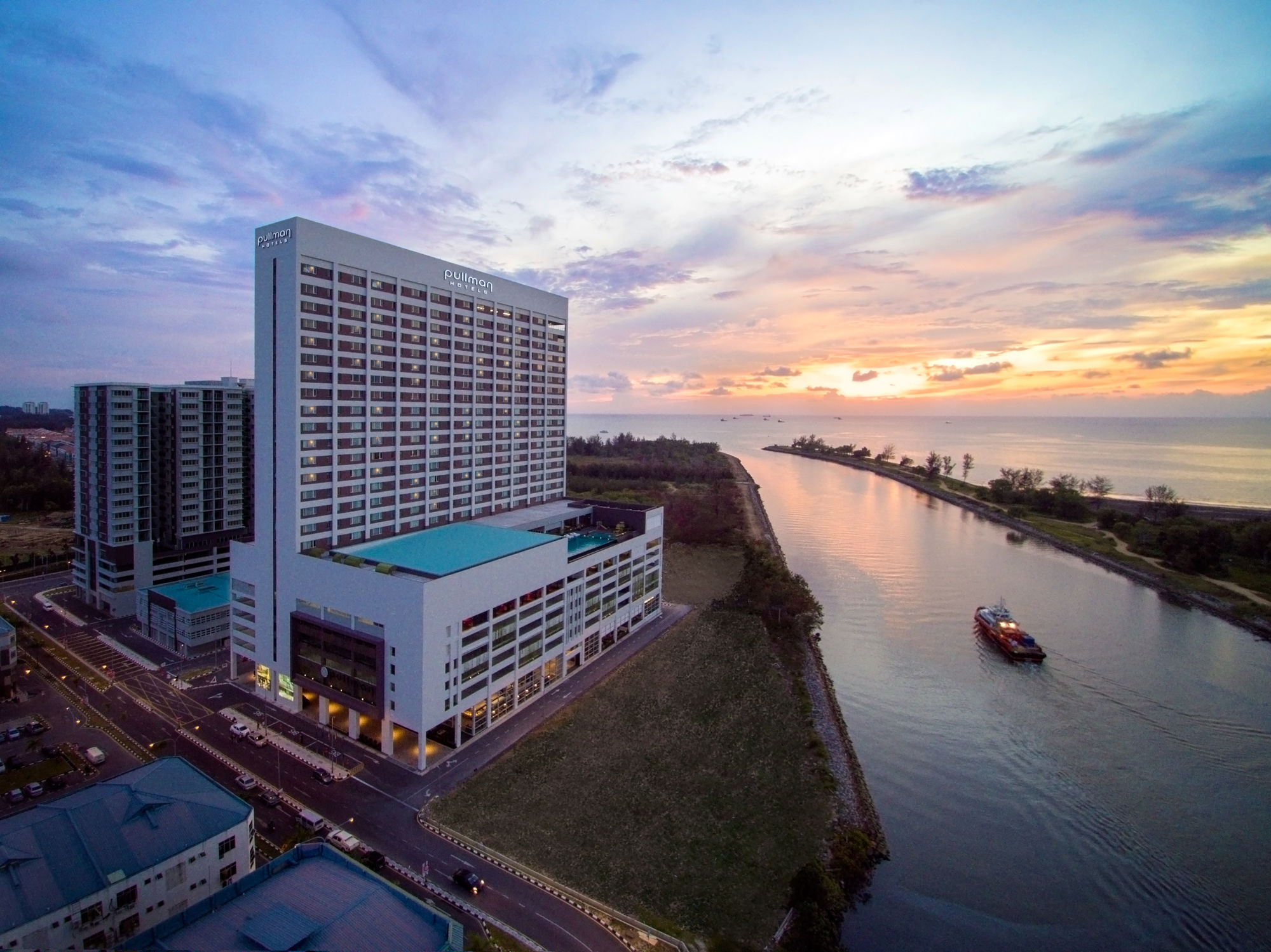 Pullman Miri Waterfront Ξενοδοχείο Εξωτερικό φωτογραφία Aerial view of the hotel