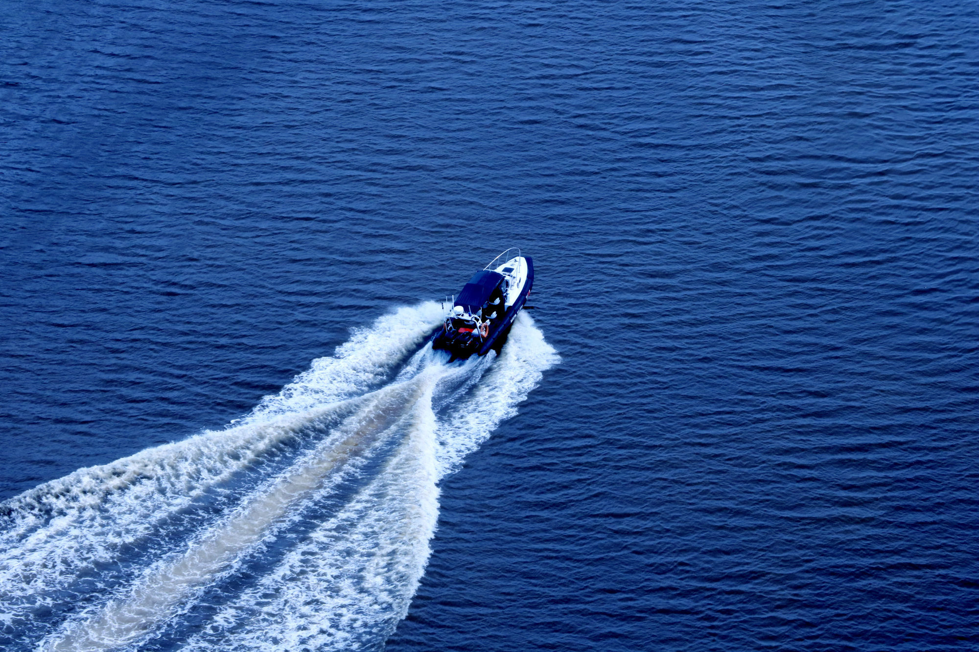 Pullman Miri Waterfront Ξενοδοχείο Εξωτερικό φωτογραφία A speedboat