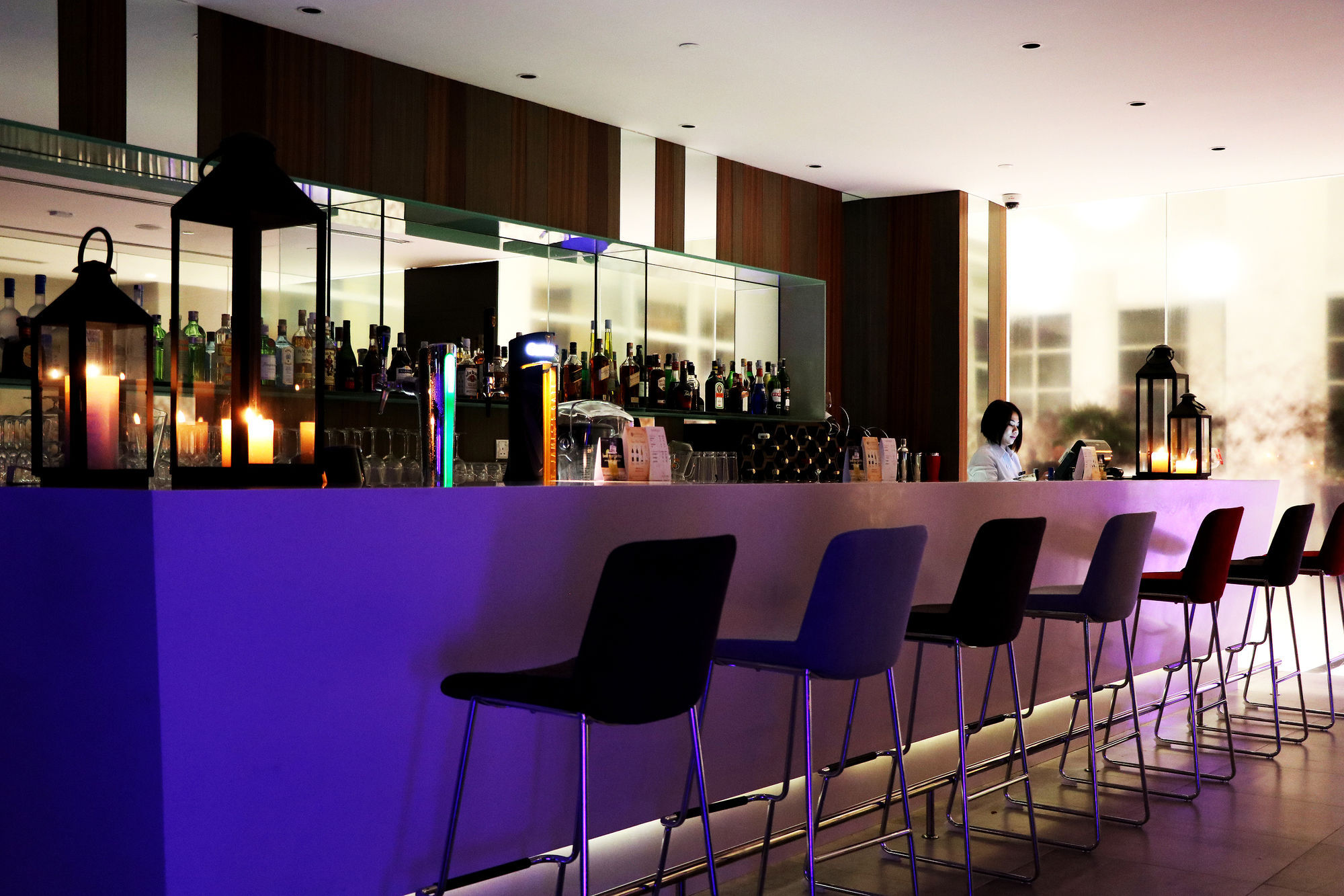Pullman Miri Waterfront Ξενοδοχείο Εξωτερικό φωτογραφία The bar at the 100 Queen's Gate