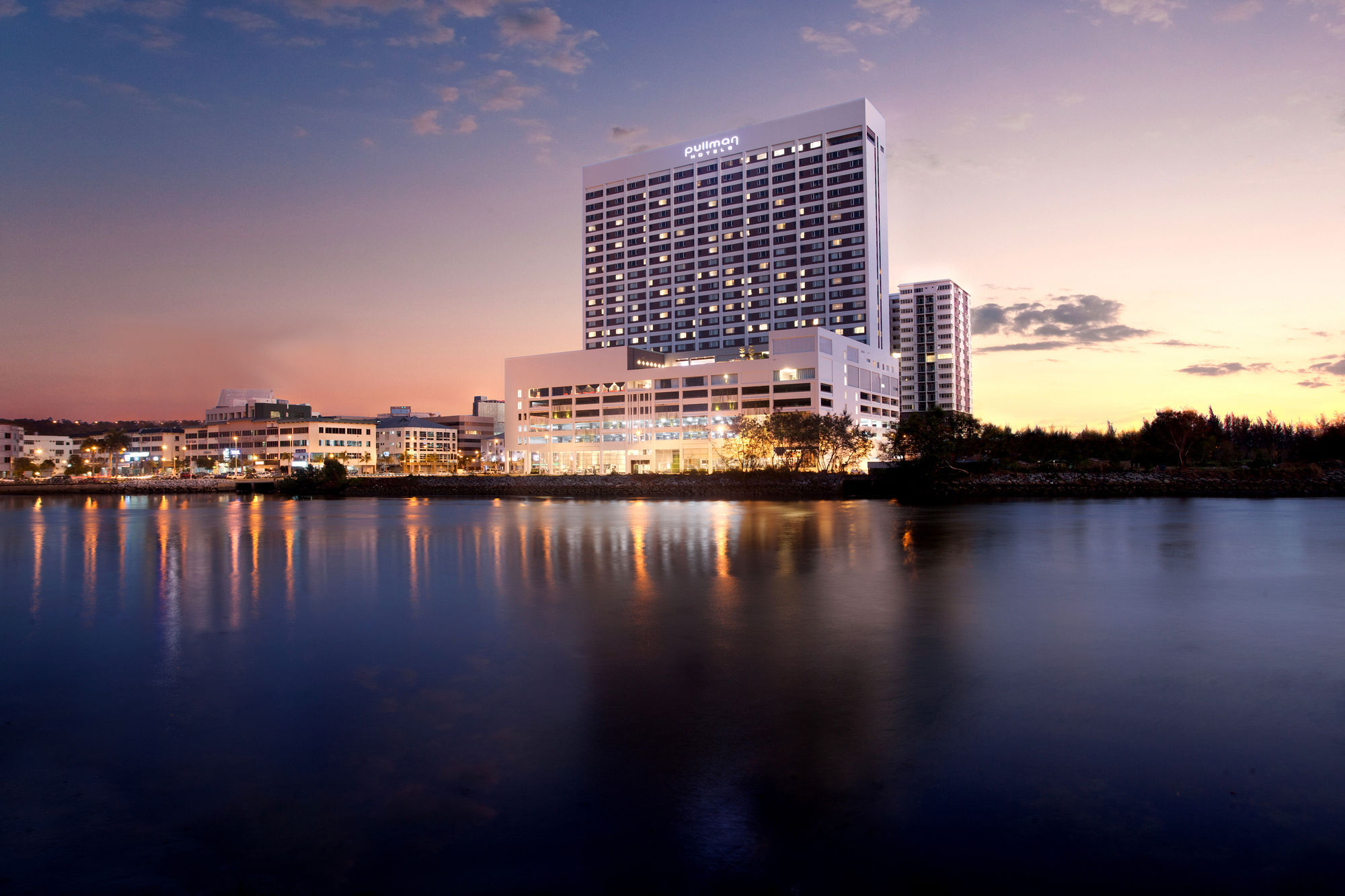 Pullman Miri Waterfront Ξενοδοχείο Εξωτερικό φωτογραφία The Royal Thai Navy Hospital