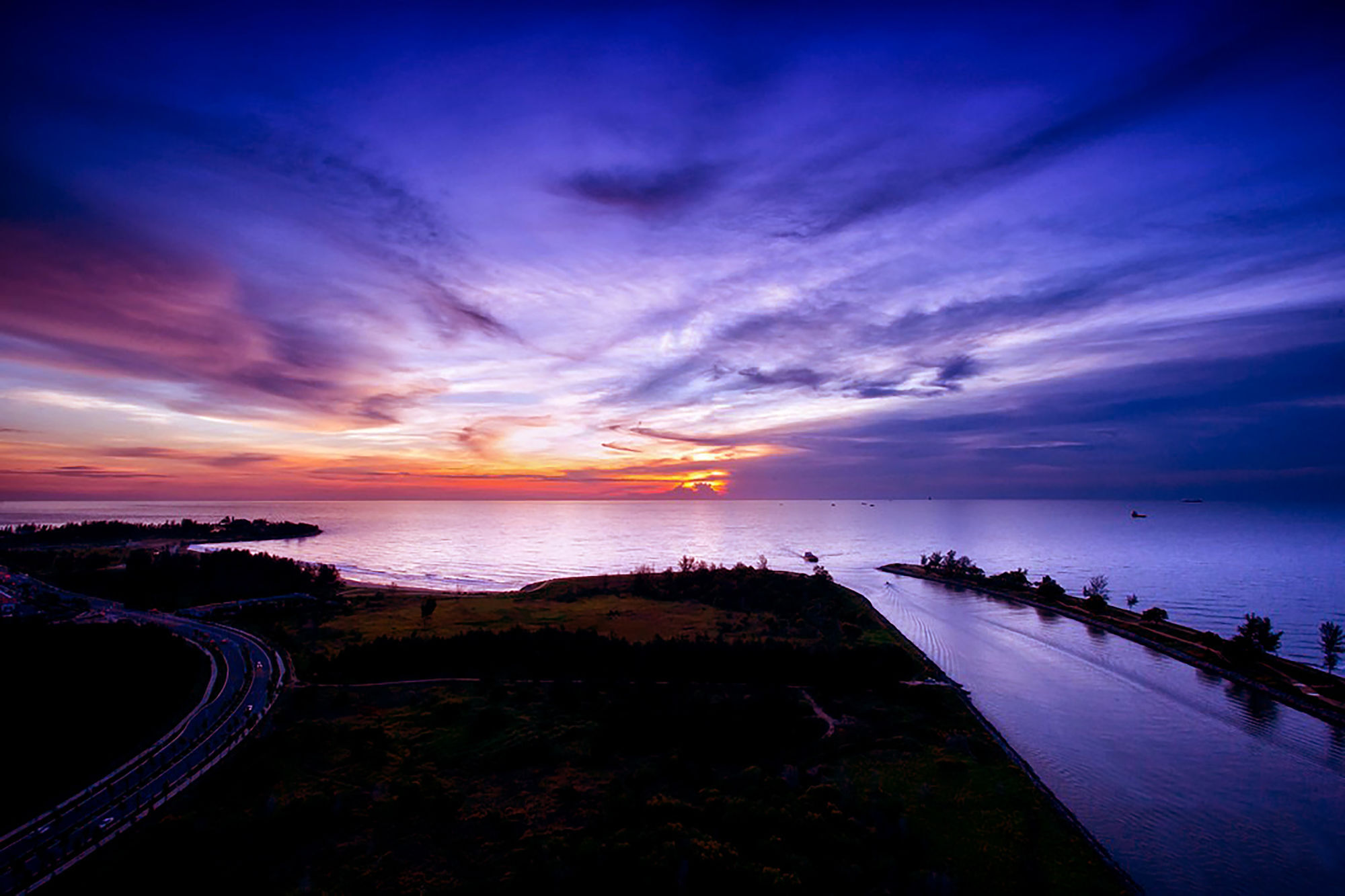 Pullman Miri Waterfront Ξενοδοχείο Εξωτερικό φωτογραφία Sunset at the mouth of the river
