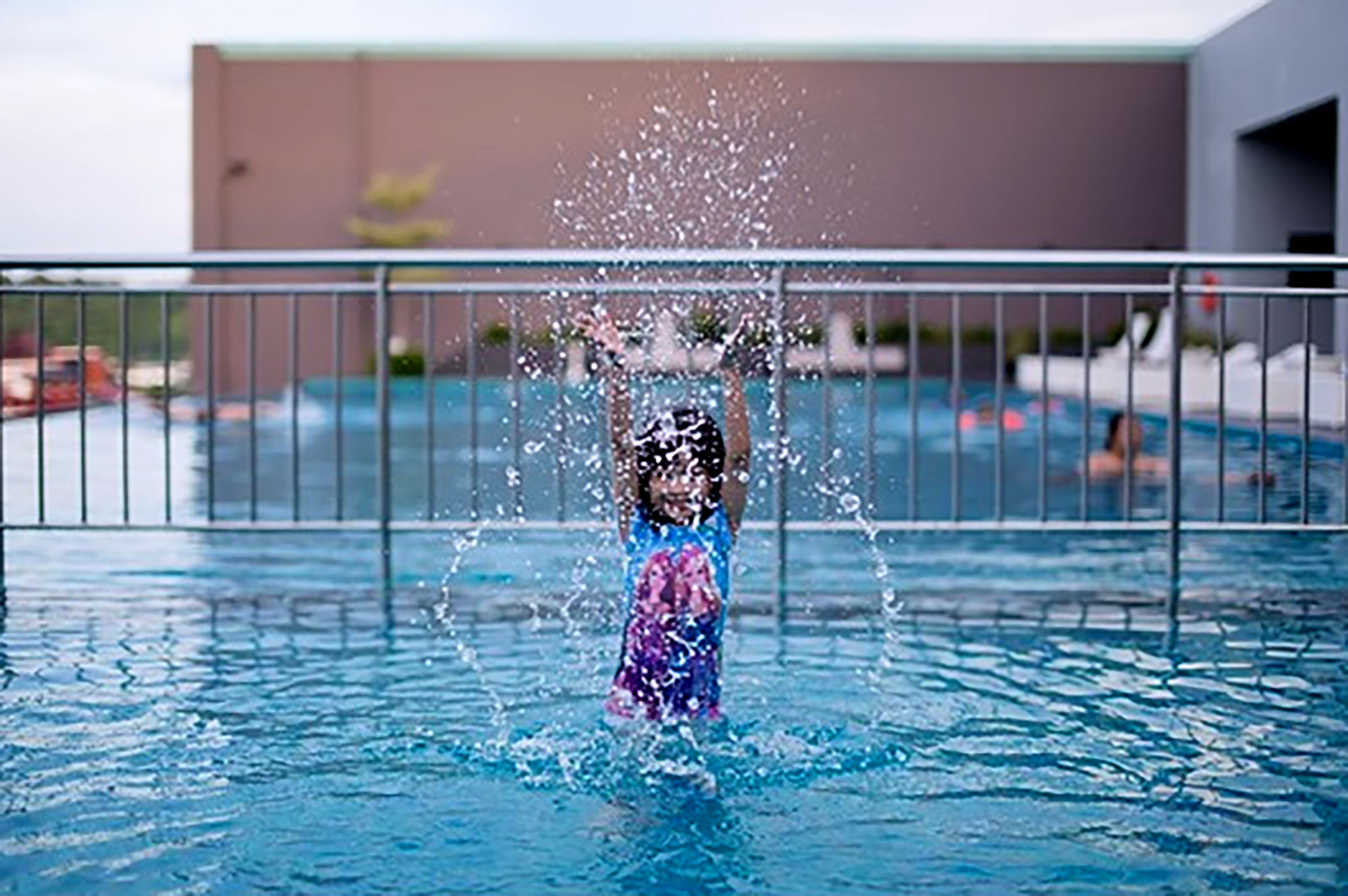 Pullman Miri Waterfront Ξενοδοχείο Εξωτερικό φωτογραφία Swimming pool at the hotel