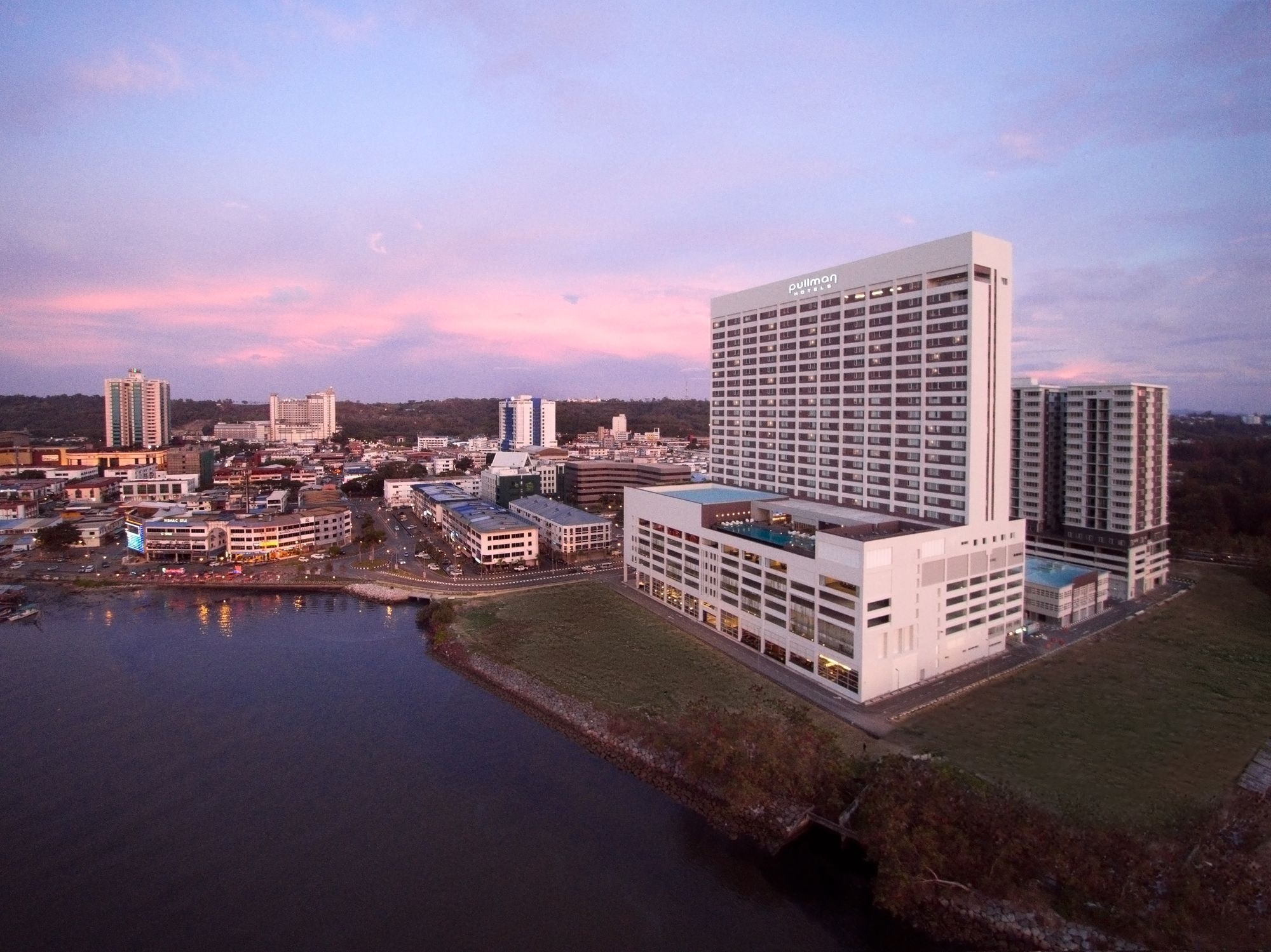 Pullman Miri Waterfront Ξενοδοχείο Εξωτερικό φωτογραφία The Riverfront
