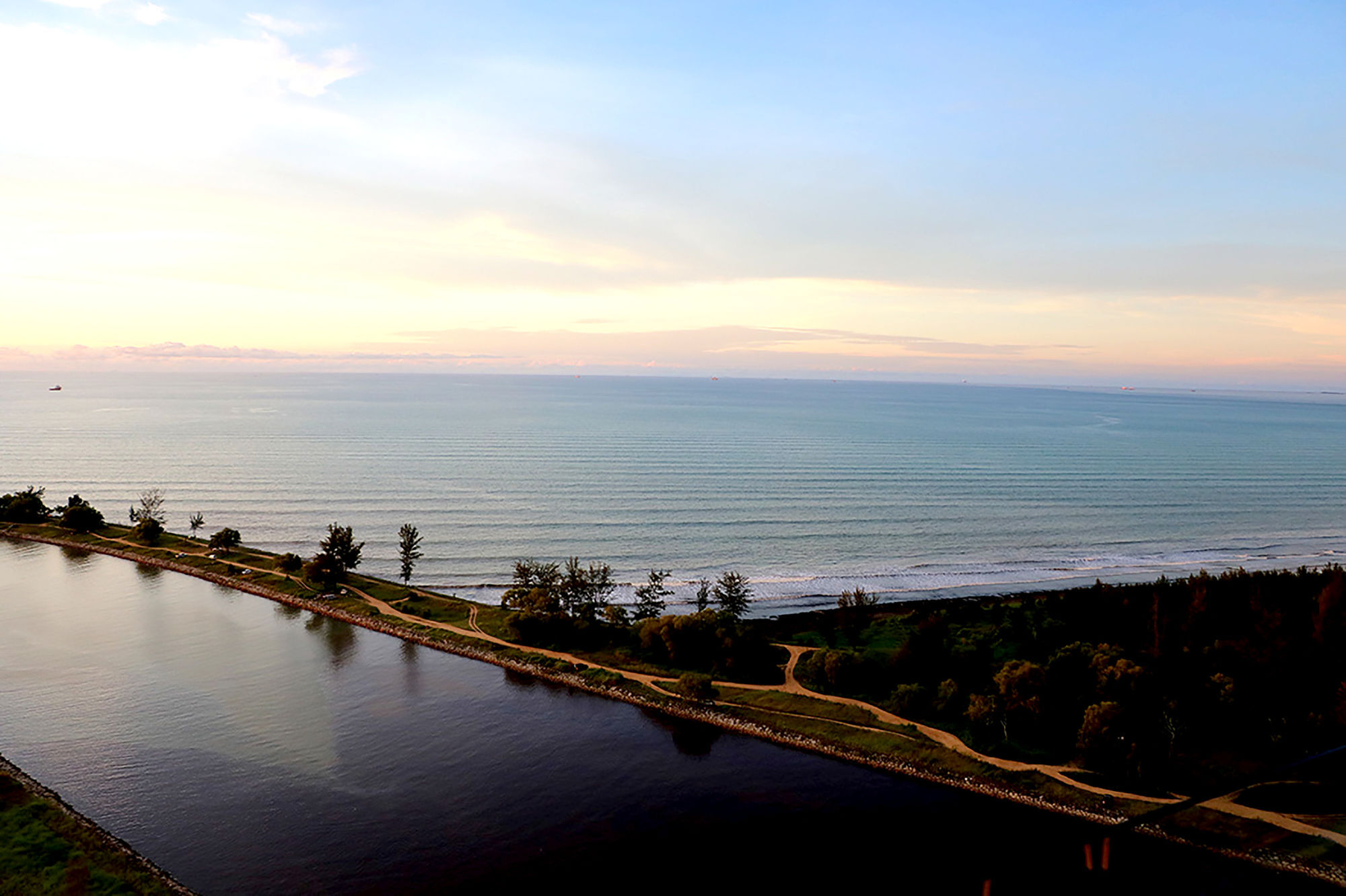 Pullman Miri Waterfront Ξενοδοχείο Εξωτερικό φωτογραφία View of the Atlantic Ocean from the top of the lighthouse